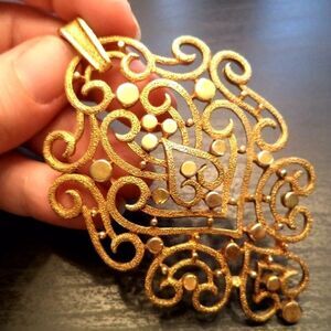 VINTAGE SIGNED CROWN TRIFARI GOLD TONE 3 3/8" PENDANT ONLY EXCELLENT CONDITION